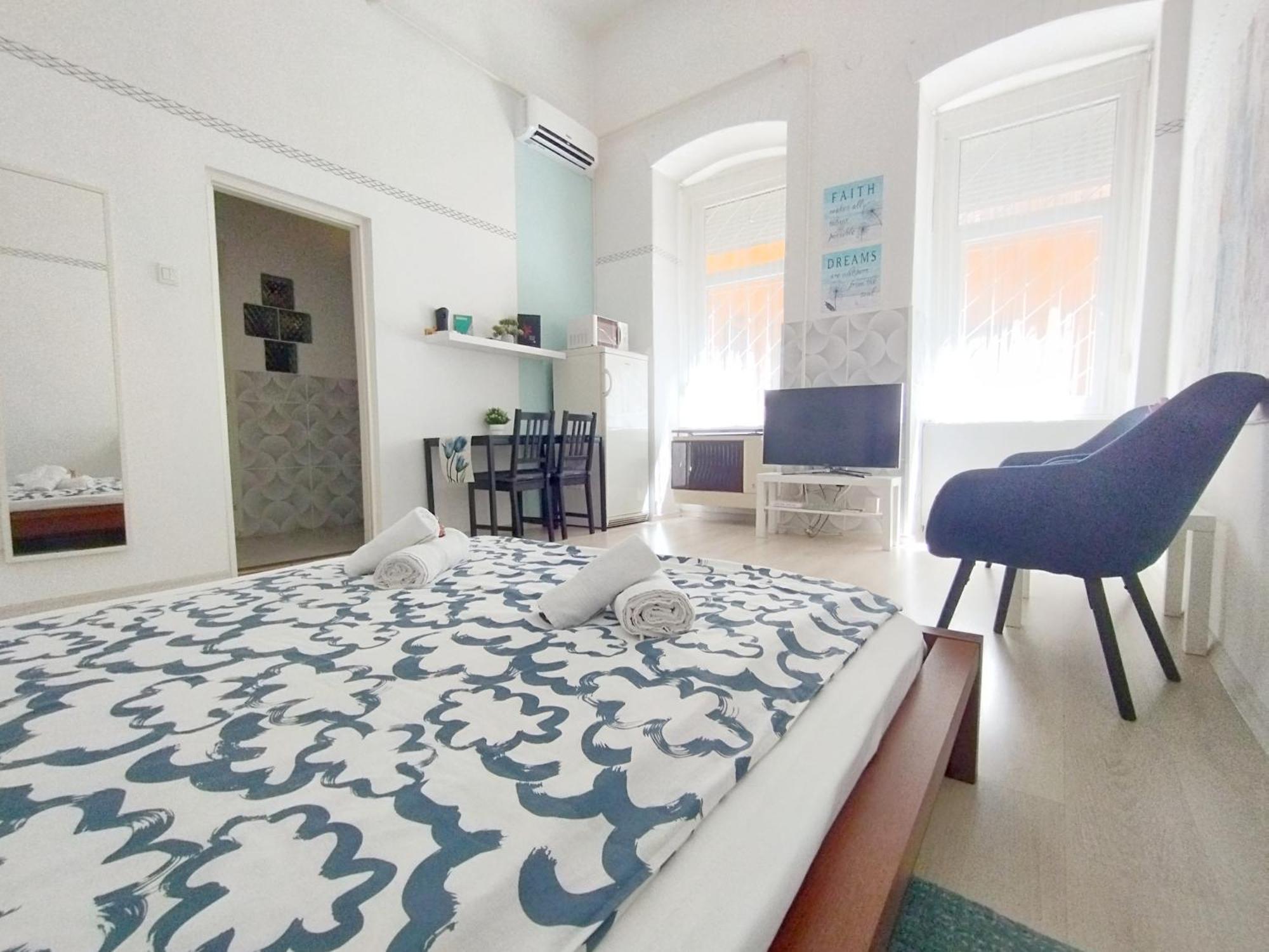 Free Parking Garage! Downtown Apartment Close To New York Cafe ブダペスト エクステリア 写真